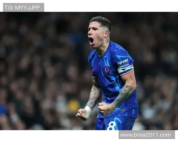 足球明星亲手扔出的足球背后的故事与梦想启示